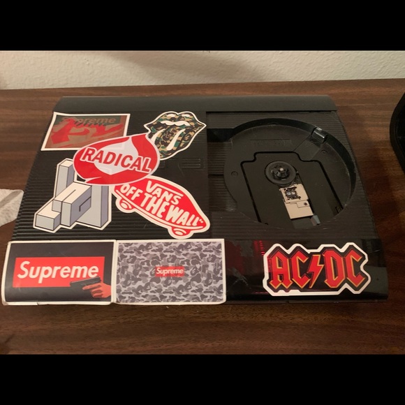 PlayStation 3 with 2 wireless controllers - Picture 3 of 5